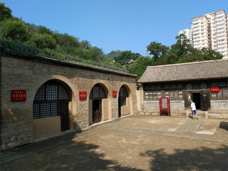 延安党性教育基地-凤凰山草命旧址